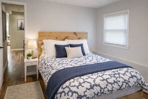 4 chambres, bureau, fer et planche à repasser, lit de bébé portatif