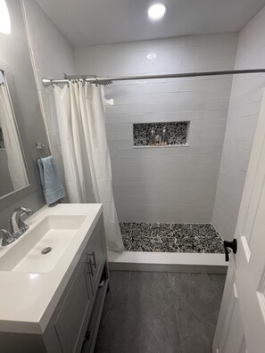 淋浴设施、吹风机、坐浴桶、毛巾