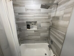 淋浴设施、吹风机、坐浴桶、毛巾