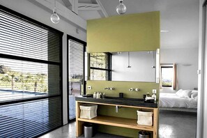 7 bedrooms, iron/ironing board, internet, bed sheets