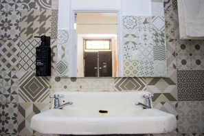 Chambre Double Standard, 1 lit double | Salle de bain | Douche, sèche-cheveux, serviettes fournies, savon