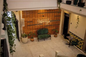 Coin salon dans le hall