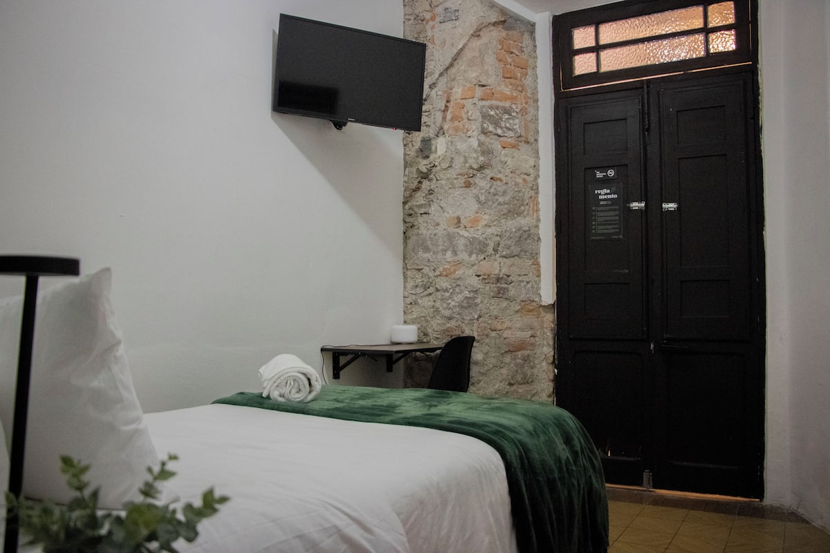 Standard Room, 1 Katil Kelamin (Double) | Peralatan tempat tidur premium, gebar bulu kapas, Wi-fi percuma