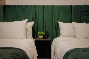 Habitación cuádruple estándar, 2 camas matrimoniales | Ropa de cama de alta calidad, edredón y tabla de planchar con plancha 