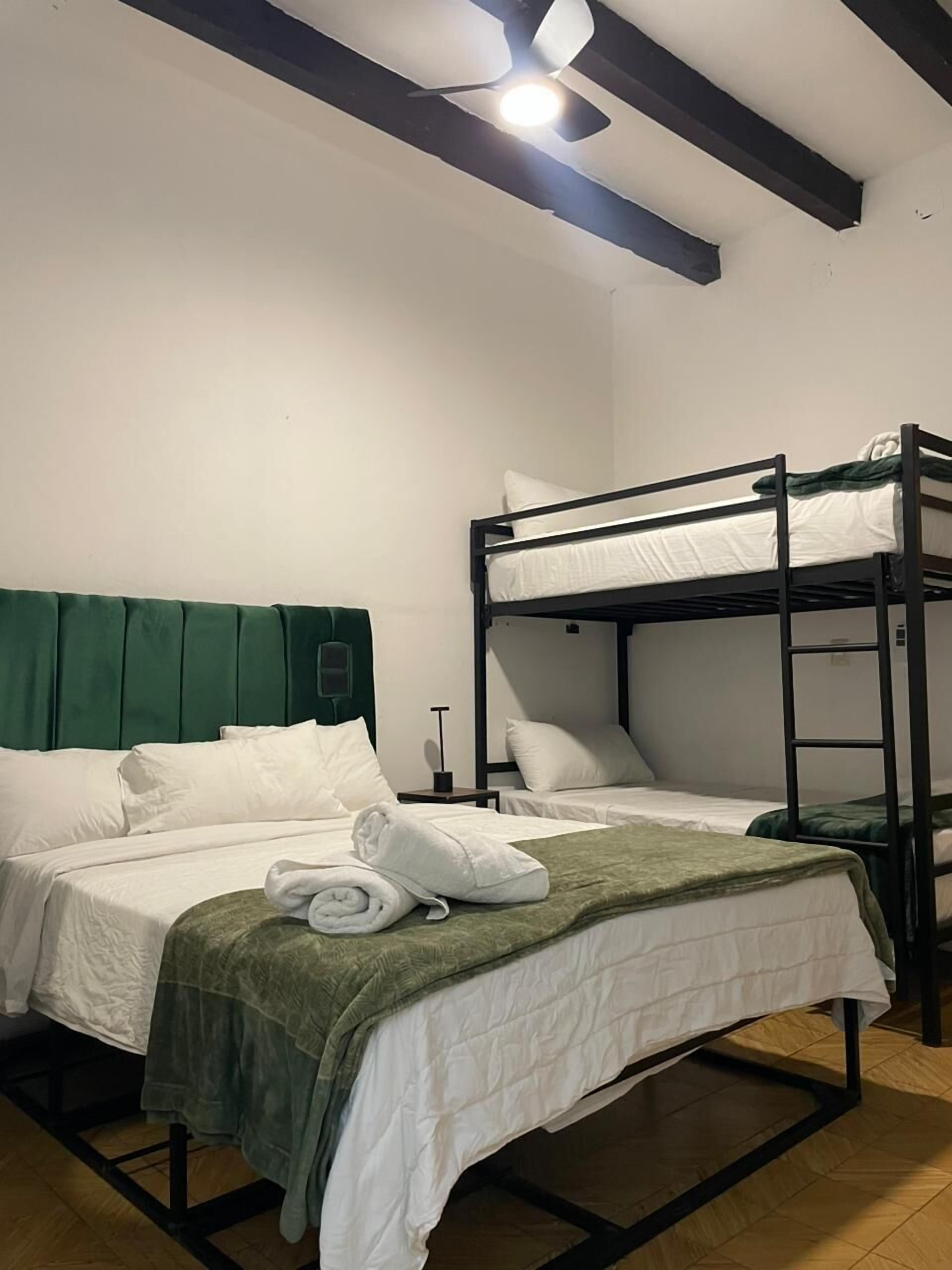 Standard-Vierbettzimmer, Mehrere Betten | Hochwertige Bettwaren, Daunenbettdecken, kostenloses WLAN, Bettwäsche