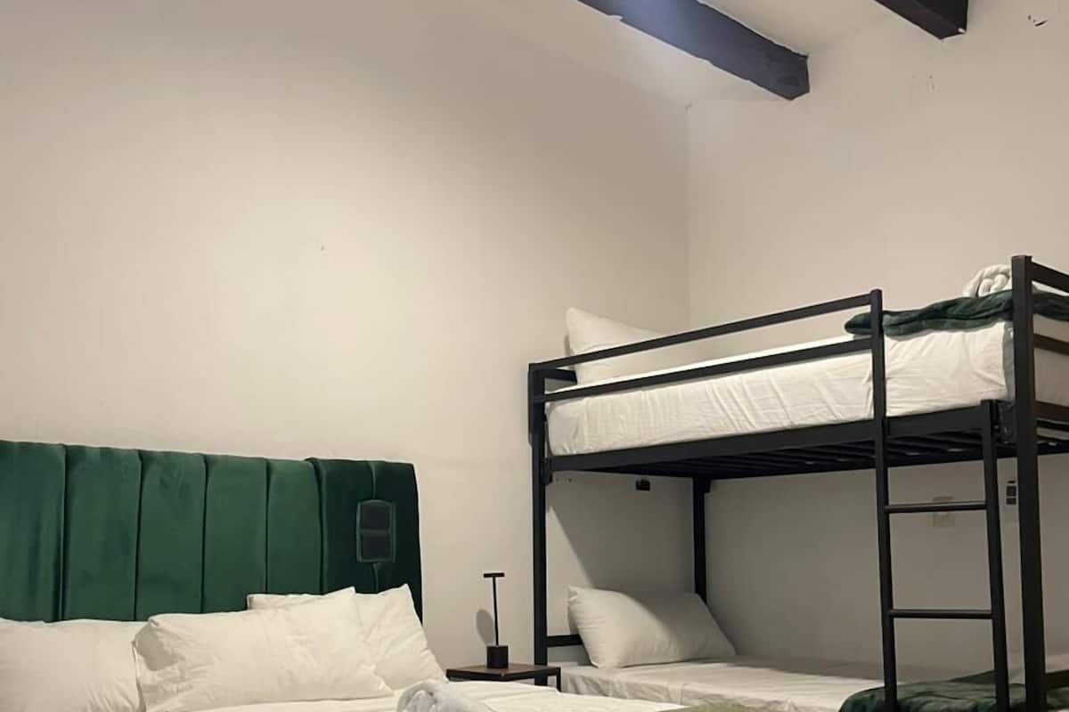 Standard-Vierbettzimmer, Mehrere Betten | Hochwertige Bettwaren, Daunenbettdecken, kostenloses WLAN, Bettwäsche