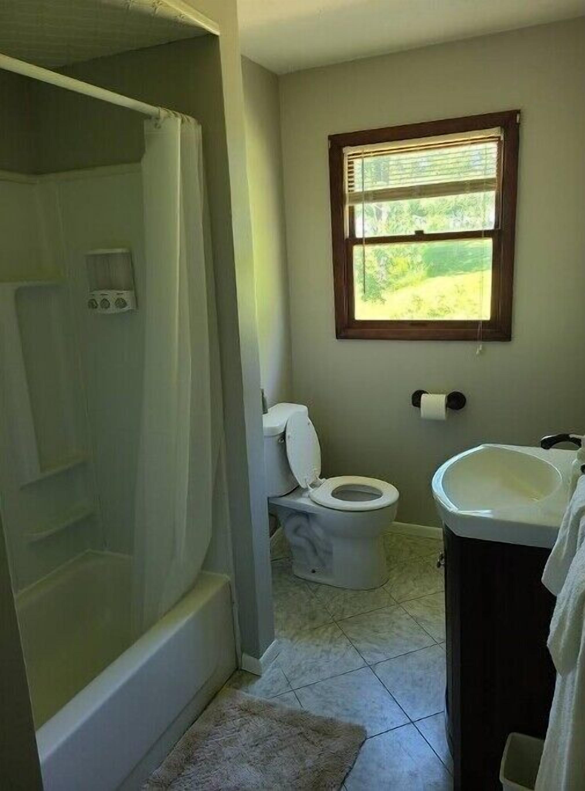 Regadera, toallas, jabón, shampoo 