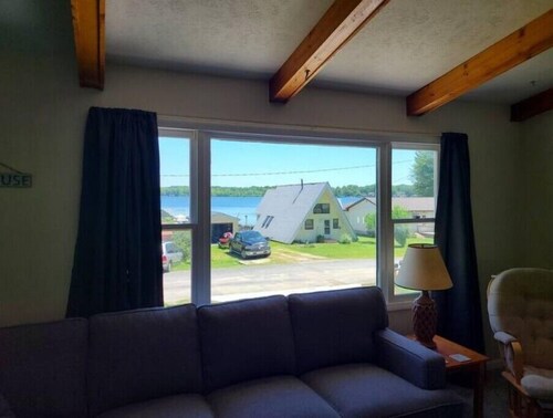 Three bedroom Lakehouse, free parking
