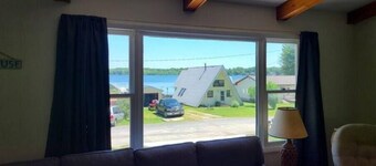 Three bedroom Lakehouse, free parking
