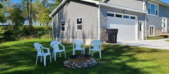 Three bedroom Lakehouse, free parking
