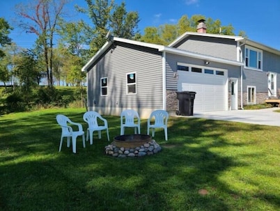 Three bedroom Lakehouse, free parking