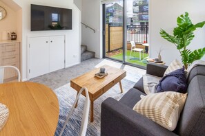 Smart TV - Modern, Convenient, Central:  1 bedroom loft (Christchurch)