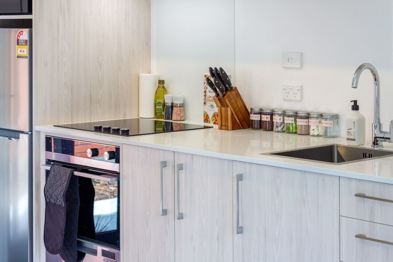 Jääkaappi, mikroaaltouuni, uuni, liesi