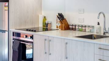 Jääkaappi, mikroaaltouuni, uuni, liesi