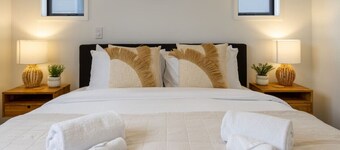 New Brighton Beach Explore - King Bed and sofa bed