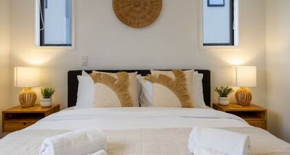 New Brighton Beach Explore - King Bed and sofa bed