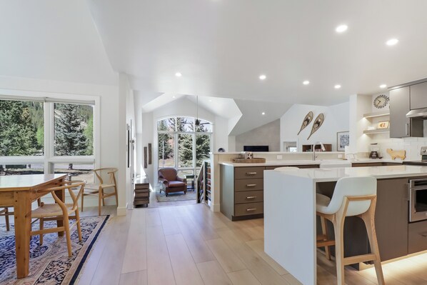 Fridge, microwave, oven, stovetop - Mountain Home, Family Friendly, Newly Remodeled, Great Views! LG10 (Copper Mountain)