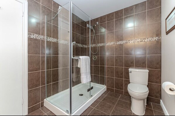 Eco-friendly toiletries, hair dryer, towels, soap - hhhghgfhfghhgf (Palgrave)