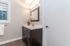 Amenidades de baño ecológicas, secadora de cabello, toallas, jabón