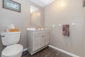 Eco-friendly toiletries, hair dryer, towels, soap - hhhghgfhfghhgf (Palgrave)