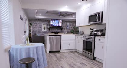 Modern pet-friendly home 5 minutes from Okaloosa Island and beach.