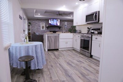 Modern pet-friendly home 5 minutes from Okaloosa Island and beach.