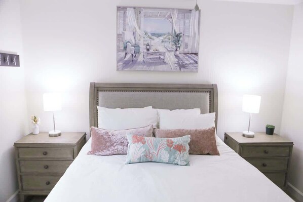 3 bedrooms, iron/ironing board, WiFi, bed sheets - Coastal Cottage 10 minutes from beach | Dogs OK (Fort Walton Beach)