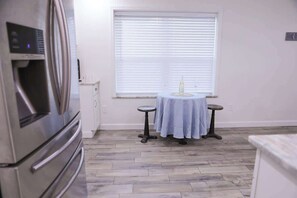 Fridge, microwave, oven, stovetop - Coastal Cottage 10 minutes from beach | Dogs OK (Fort Walton Beach)