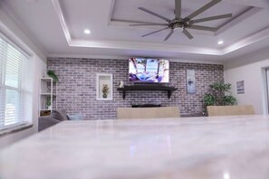 Dining - Coastal Cottage 10 minutes from beach | Dogs OK (Fort Walton Beach)