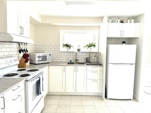 Jääkaappi, mikroaaltouuni, uuni, liesi