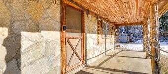 Authentic Log Cabin in Pineville ~ 2 Mi to River!