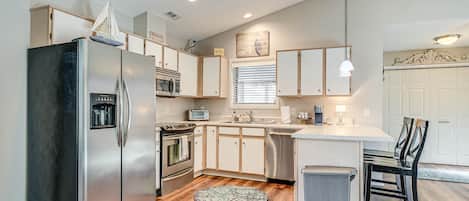 Fridge, microwave, stovetop, dishwasher