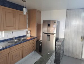 Kjøleskap, mikrobølgeovn, ovn og kokeplater