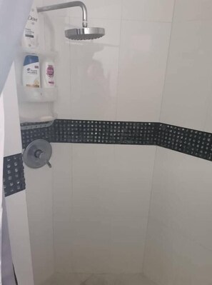 Serviettes fournies, savon, papier toilette