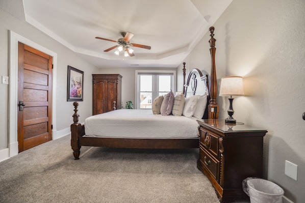 2 bedrooms, iron/ironing board, free WiFi, bed sheets - River View Loft, Walk to Downtown (Cape Girardeau)
