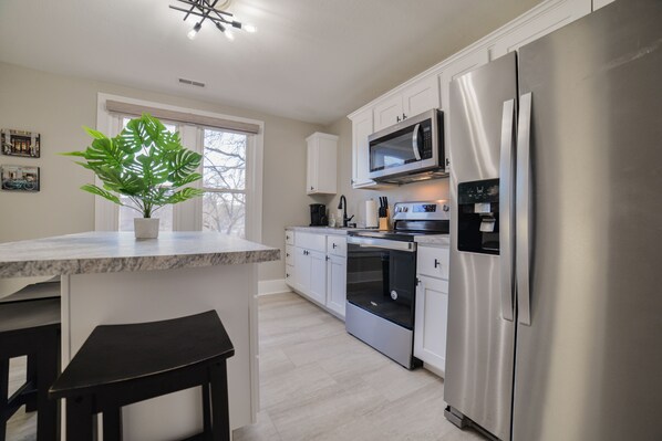 Fridge, microwave, oven, stovetop - River's Dawn - Modernized Historic Home - River Views - King Bed - Fast Wifi (Cape Girardeau)