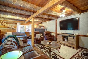 Smart TV, chimenea, videojuegos y reproductor de DVD 