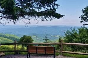 Property grounds - Heaven's Bridge Creekside Cabin (Banner Elk)