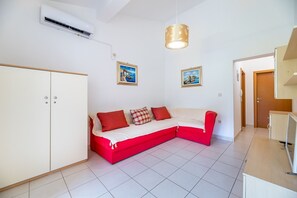Living area - Modern accommodation just 450 metres from the sea (Baska)