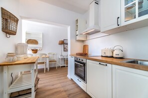 Refrigerador, placa de cocina, cafetera/tetera, utensilios de cocina