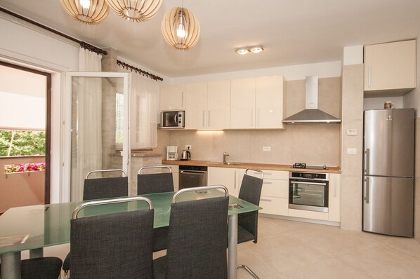 Kjøleskap, mikrobølgeovn, kokeplater og oppvaskmaskin