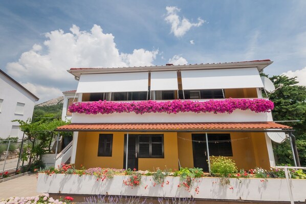 Exterior - Large flat with 3 air conditioning units, WiFi, BBQ, car park (Baska)