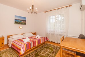 3 habitaciones, escritorio, wifi gratis y ropa de cama