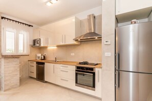 Kjøleskap, mikrobølgeovn, kokeplater og oppvaskmaskin