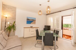 Interior - Large flat with 3 air conditioning units, WiFi, BBQ, car park (Baska)