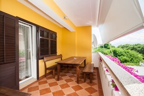 Outdoor dining - Large flat with 3 air conditioning units, WiFi, BBQ, car park (Baska)