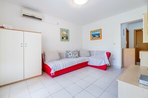 TV - Flat with air conditioning, WiFi, balcony, car park (Baska)