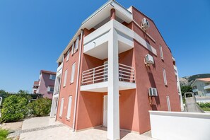 Exterior - Flat with air conditioning, WiFi, balcony, car park (Baska)