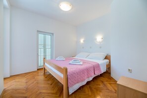 2 bedrooms, desk, free WiFi, bed sheets - Flat with air conditioning, WiFi, balcony, car park (Baska)