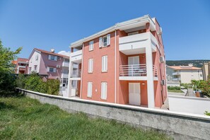 Exterior - Only 450 metres to the pebble beach (Baska)